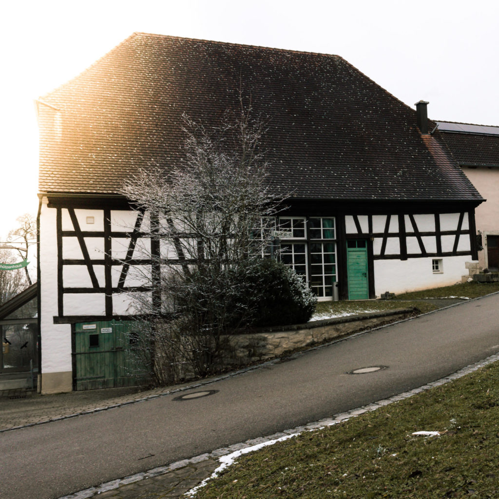 Das Schützenhaus des SV Edelweiß Bubenheim in der Wintersonne.